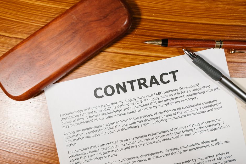 Un Contrato Sobre Superficie De Madera Marrón