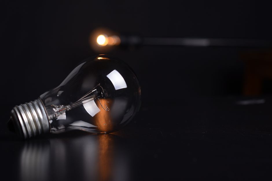 Bombilla De Filamento Transparente Sobre Almohadilla Negra