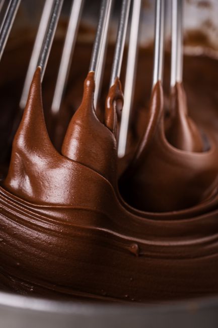 Una rica masa de chocolate batida suavemente para hornear. Perfecta para inspirar postres.