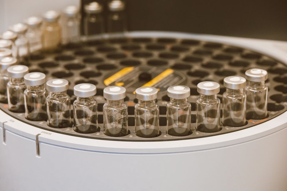 Una variedad de frascos de vidrio en un entorno de laboratorio, ideal para visuales de investigación científica.