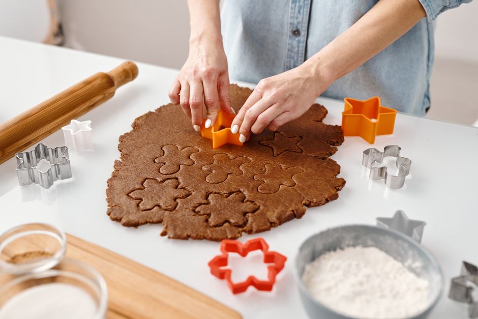Persona Que Usa Un Cortador De Galletas