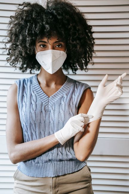 Mujer En Camisa De Rayas Azules Y Blancas Con Mascarilla Blanca