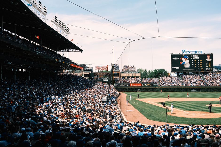 Vista panorámica de un bullicioso juego de béisbol en Wrigley Field, Chicago, capturando la atmósfera vibrante.