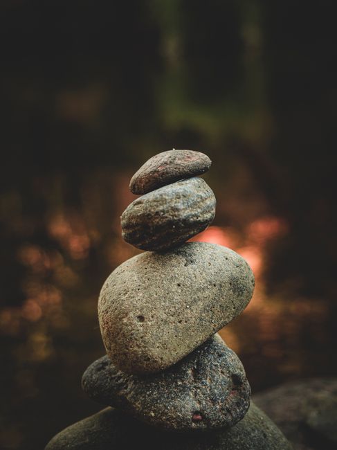 Piedras apiladas de manera pacífica creando un equilibrio natural en un entorno al aire libre.