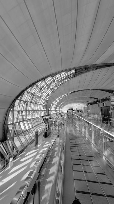 Vista interior de la elegante y moderna arquitectura de la terminal del aeropuerto Suvarnabhumi de Bangkok.